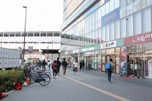 JR鶴見駅から当サロンに向かう直線道路です